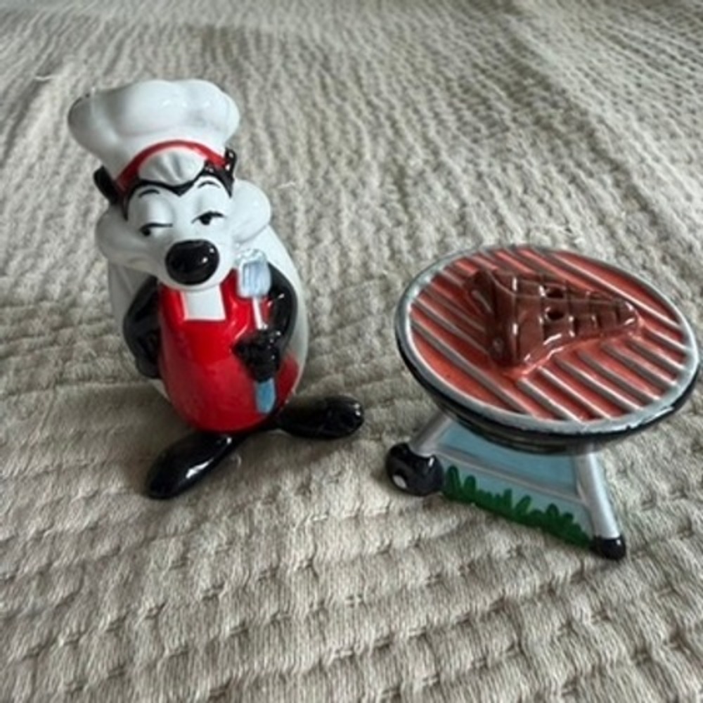 Warner Bros Pepe Le Pew Salt Pepper Shakers BBQ‎ Grill Chef Skunk Looney Tunes